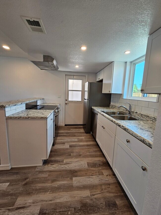 Building Photo - Completely Updated 1 bed 1 bath with yard