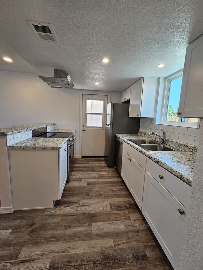 Foto del edificio - Completely Updated 1 bed 1 bath with yard