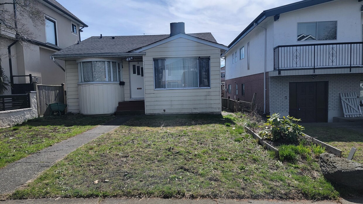 Primary Photo - 454 E 55th Ave