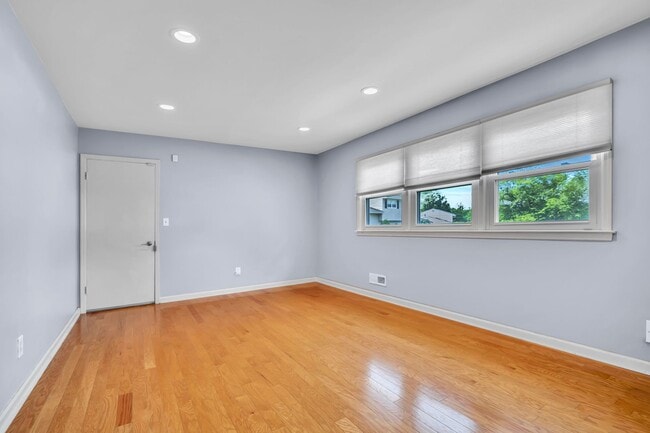Building Photo - 12 Ainslie Ct