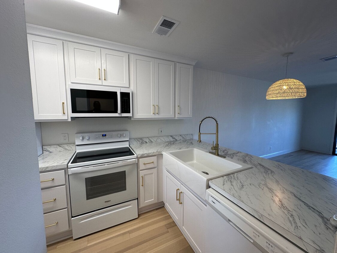 Primary Photo - 2 bedroom 1 Bath newly renovated 1 mile fr...