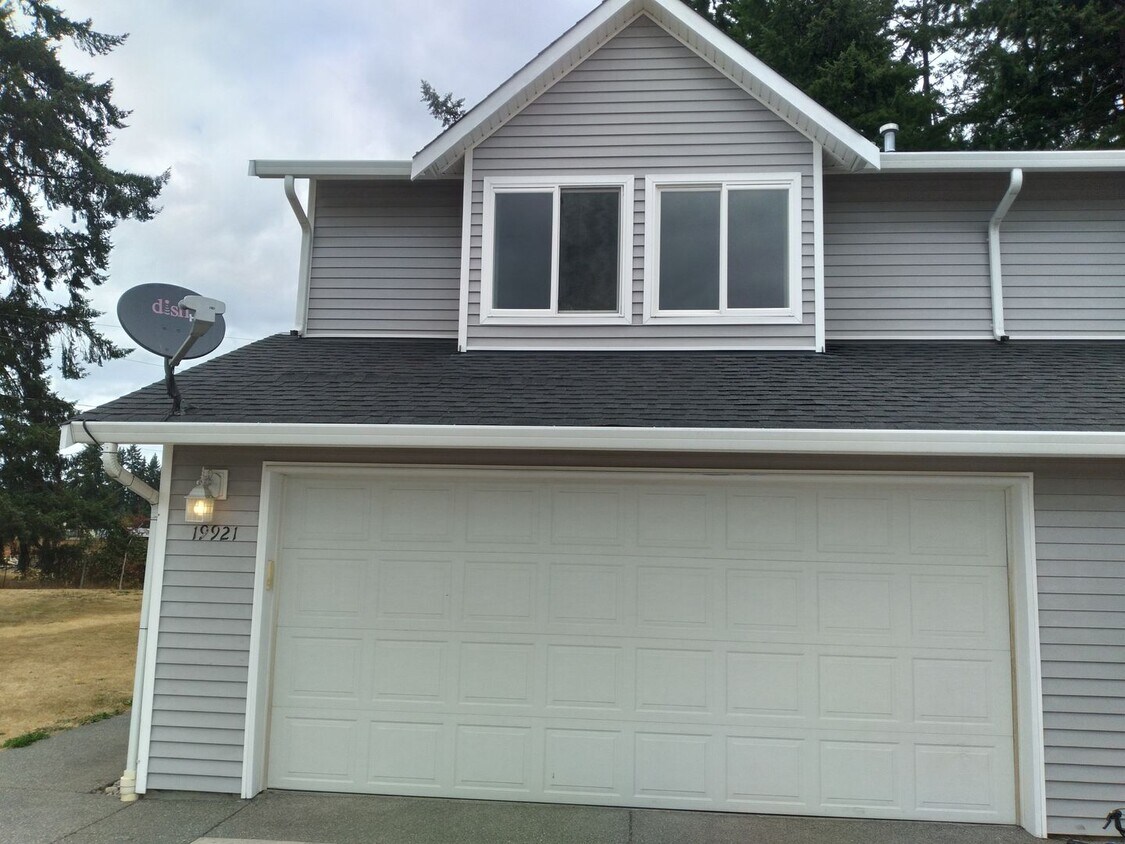 Primary Photo - Charming 3-Bed Duplex with 2.5 Baths & 160...
