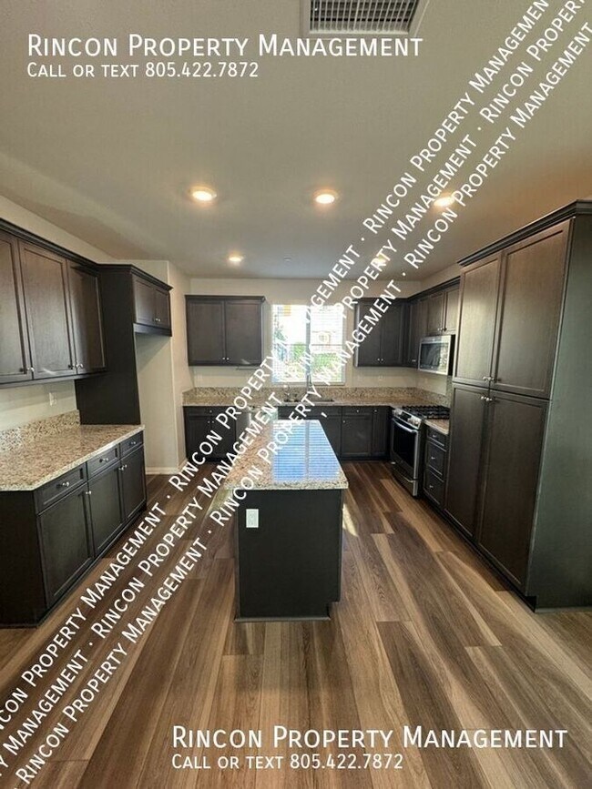 Building Photo - 4 bedroom, 3.5 bath Home at in Santa Paula