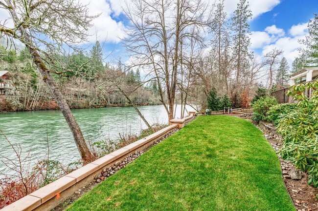 Building Photo - Home right on the Rogue River for Lease!