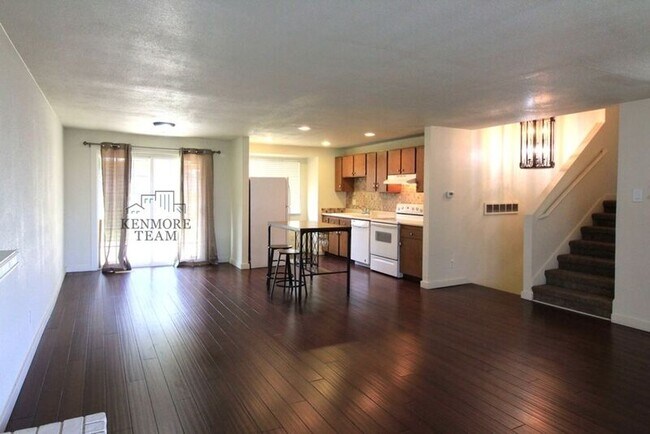 Building Photo - 1708 S Jean St