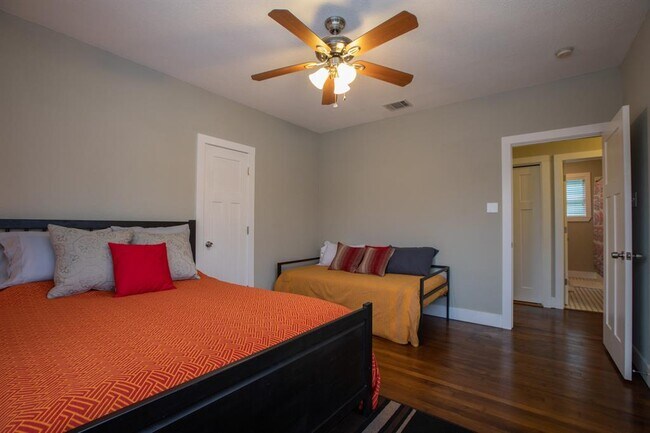 Foto del edificio - 702 W N Loop Blvd