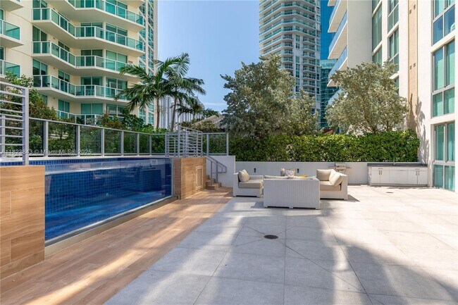 Foto del edificio - 300 Sunny Isles Blvd