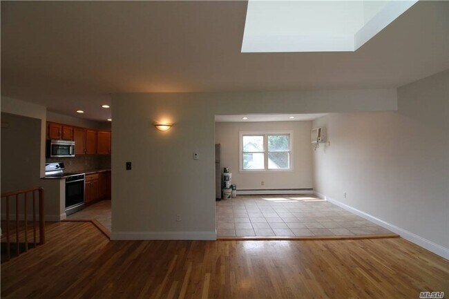 Building Photo - 455 Henry St