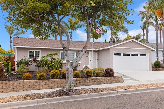 Foto del edificio - 3 bed 1.5 baths + 2 car garage with a larg...