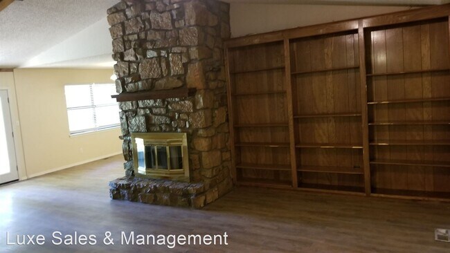 Foto del edificio - 3 br, 2 bath House - 9912 E. 114th St