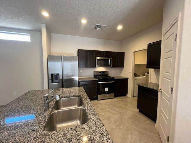 Building Photo - Modern 3 Bedroom 2 Bathroom Home In Los Lu...
