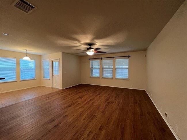 Foto del edificio - 293 Camelia Pkwy