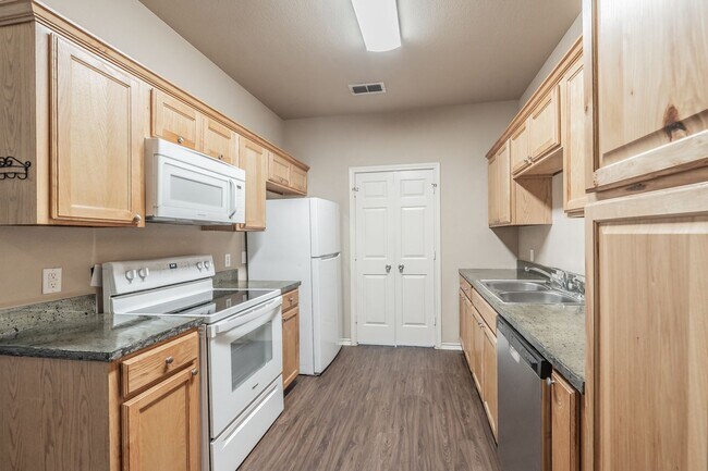 Foto del edificio - Excellent 3 bedroom 2 bath duplex in Weath...