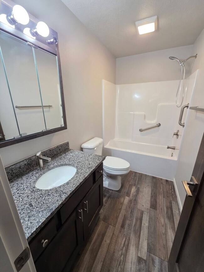 Building Photo - 2050 Quail St