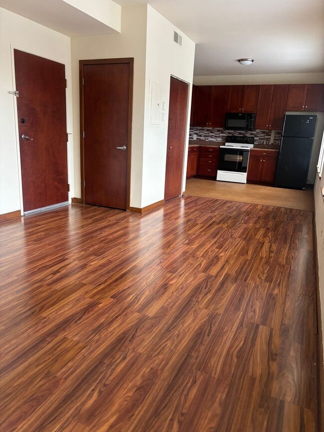 Building Photo - Avenue Condo #201