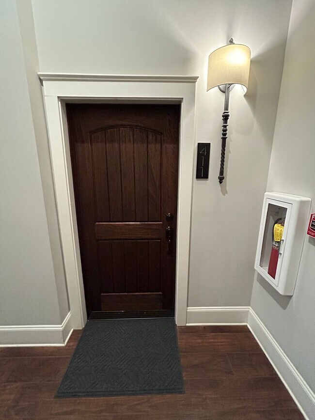 Foto del edificio - Beautifully Furnished 1/1 Apartment in Downtown Broad St.- $2,350