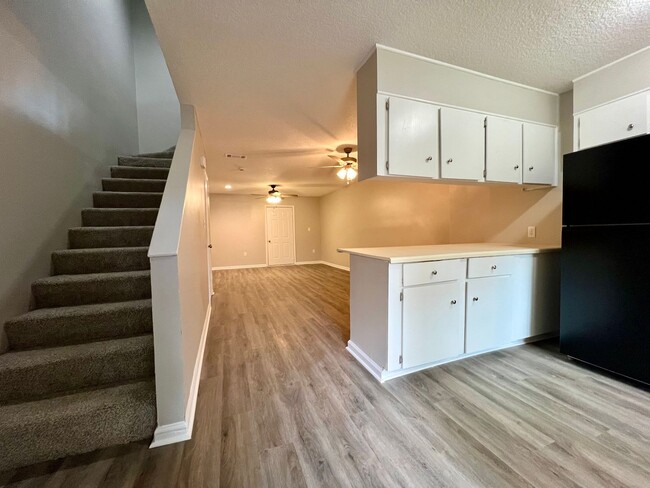 Foto del edificio - NEWLY REMODELED MOVE-IN READY (NO PETS PER...