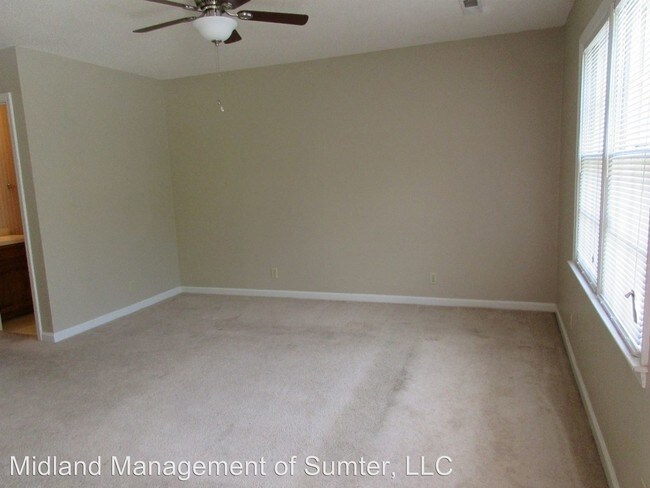 Foto del edificio - 60 Hilliard Dr