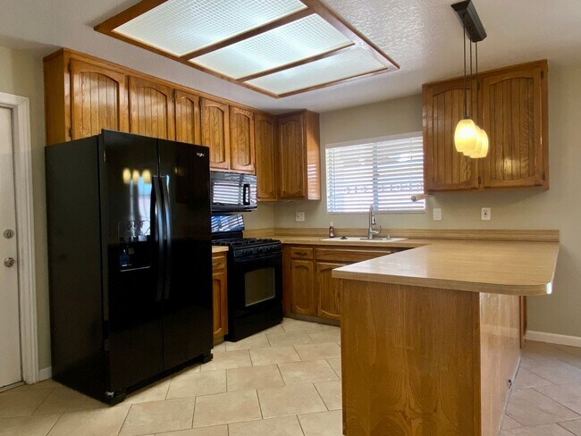 Building Photo - AVAILABLE NOW!!