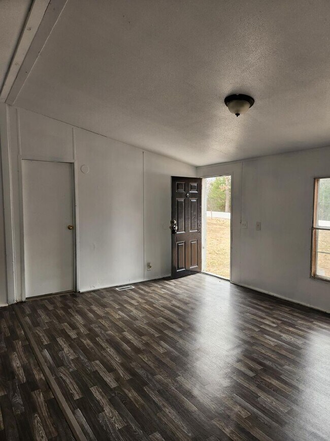 Building Photo - 3 Bedroom 2 Bathroom minutes from Silver D...