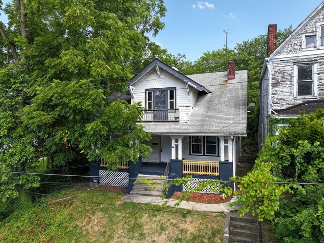 Building Photo - Renovated Large 4 Bedroom House in McKeesp...