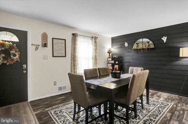 Building Photo - 175 Village Dr