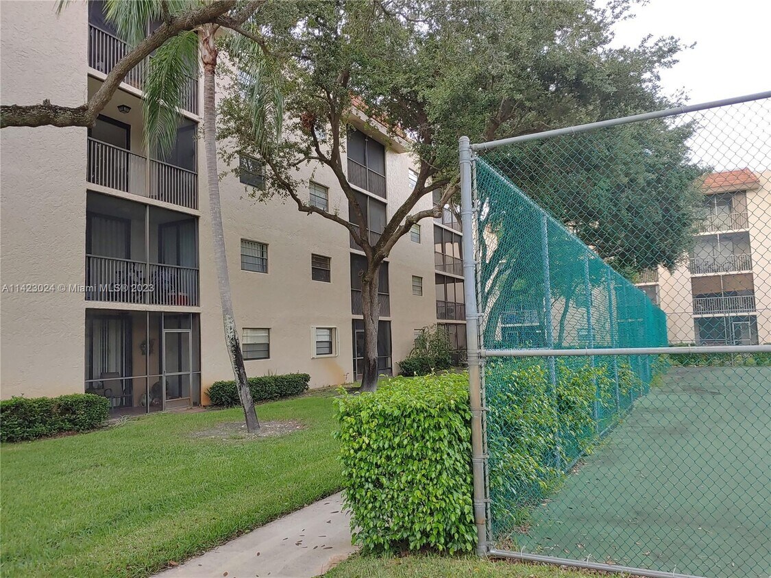 10501 W Broward Blvd Unit 303, Plantation, FL 33324 Condo for Rent in