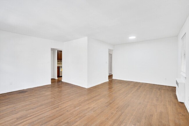 Foto del edificio - Spacious and Sunny Convertible 3 Bedroom A...