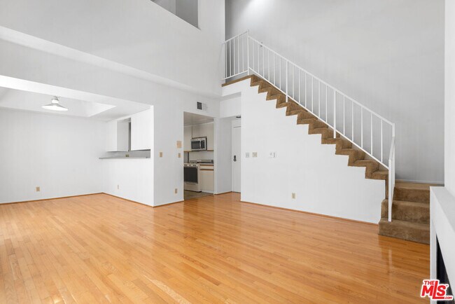 Foto del edificio - 607 N Rossmore Ave