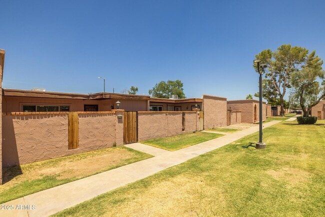 Building Photo - 6008 W Augusta Ave
