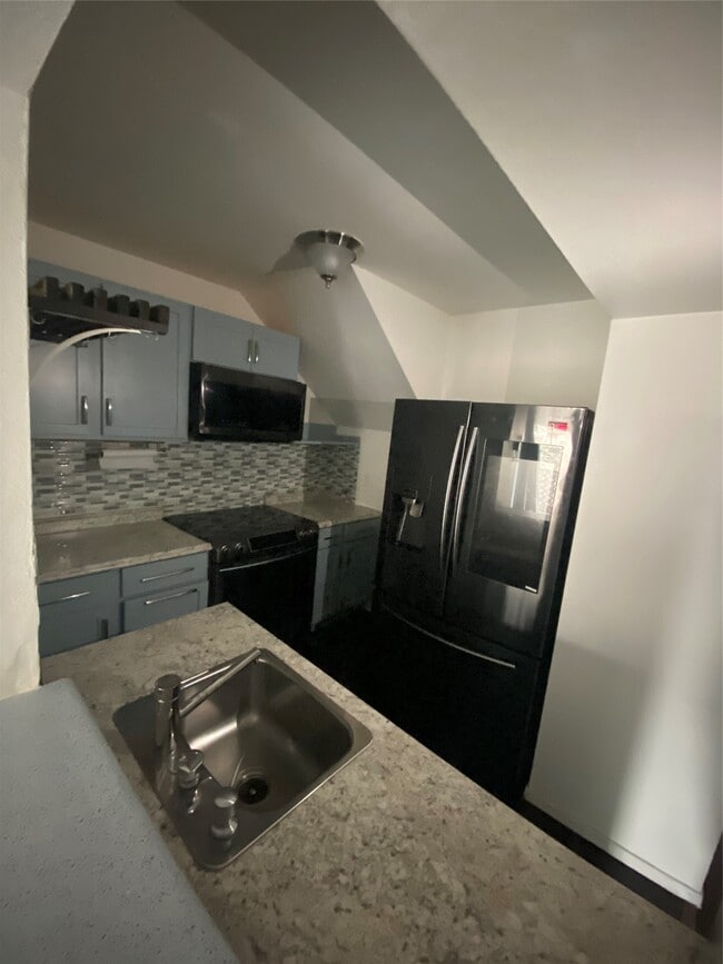 Building Photo - 10811 Richmond Ave.