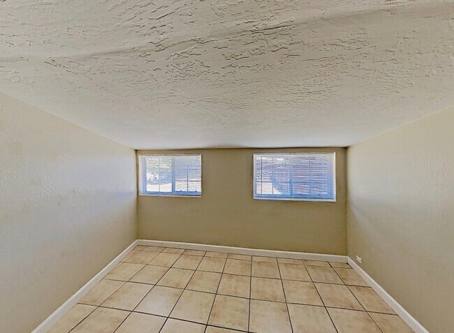 Foto del edificio - 2743 N Greenfield Rd