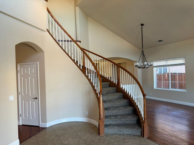 Foto del edificio - $4795 - Beautiful 5 Bedroom 3 Bath Home wi...