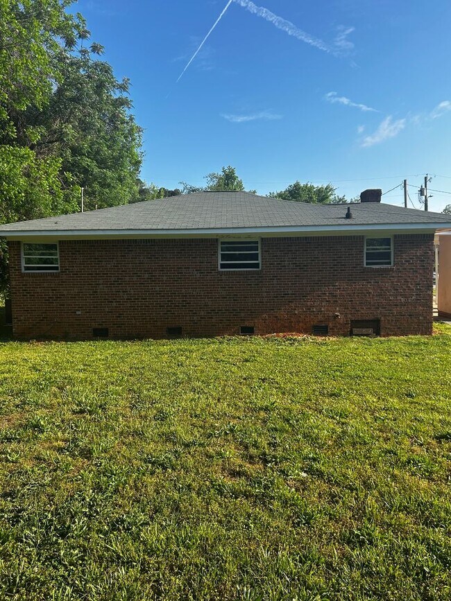 Building Photo - 3 Bedroom 1 bathroom Renovated! 5 minutes ...