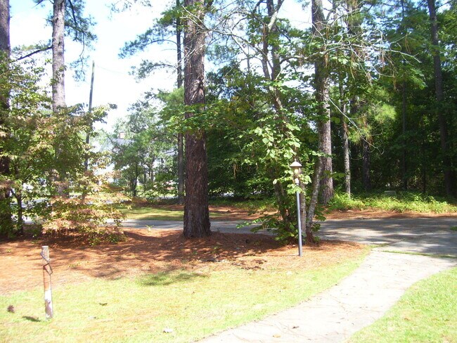 Foto del edificio - 2155 Farm Life School Rd