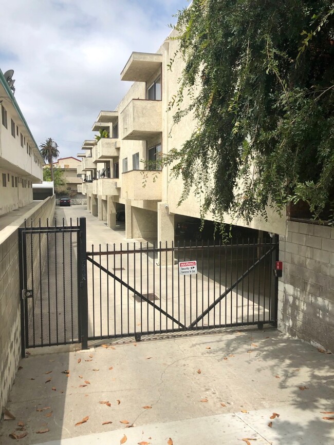 Foto del edificio - 3739 Clarington Ave