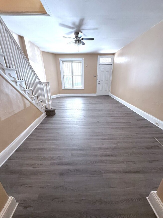 Building Photo - Nice Spacious Home with Backyard for Rent