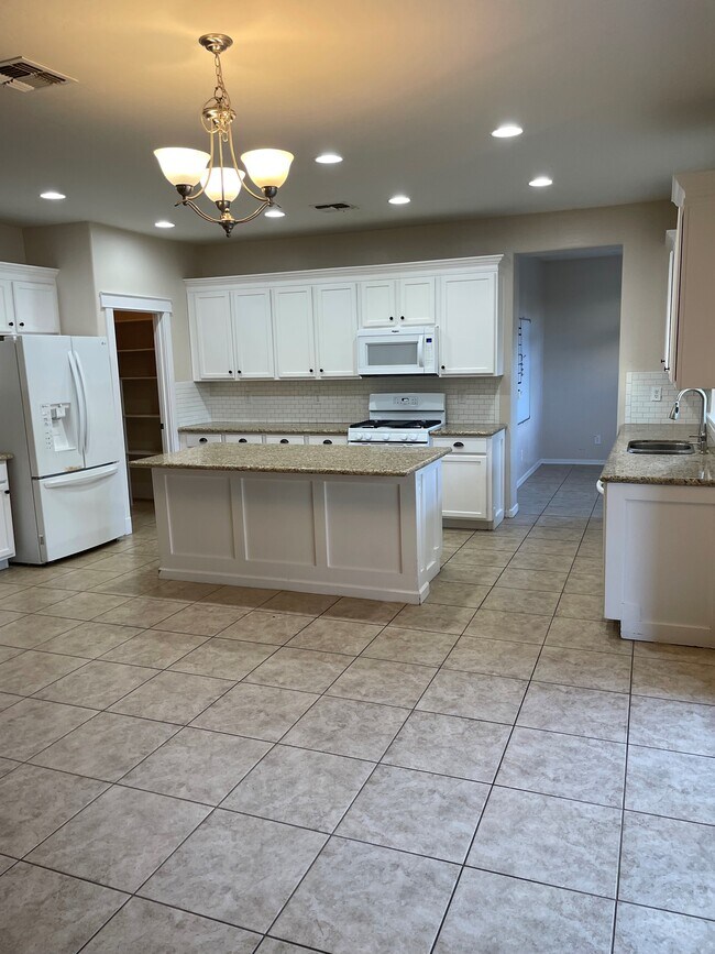 Building Photo - 1502 E Bluebird Ct