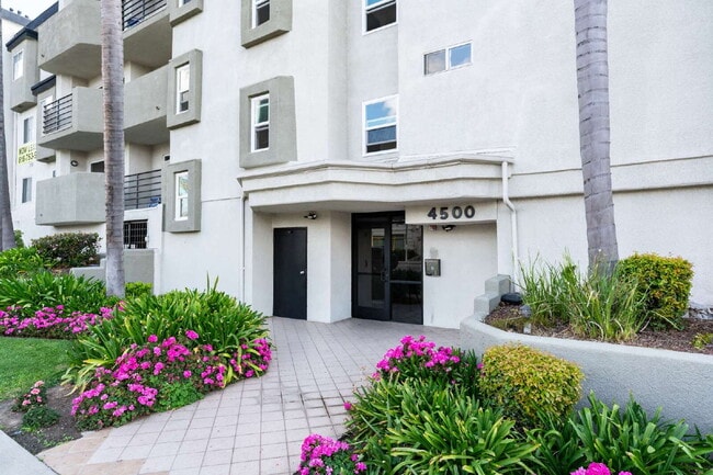 Foto del edificio - Smartly Designed 2-Bedroom Apartment in Prime Studio City Location