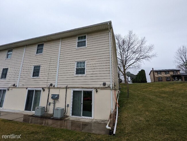 Building Photo - 2 br, 1.5 bath Townhome - 628 Peachview Ln