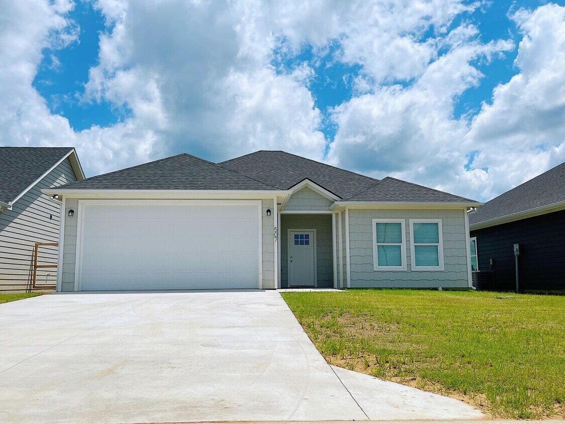 Foto principal - Quiet neighborhood/Open floor plan/Paved s...