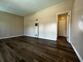 Building Photo - 260 N Oak Ave