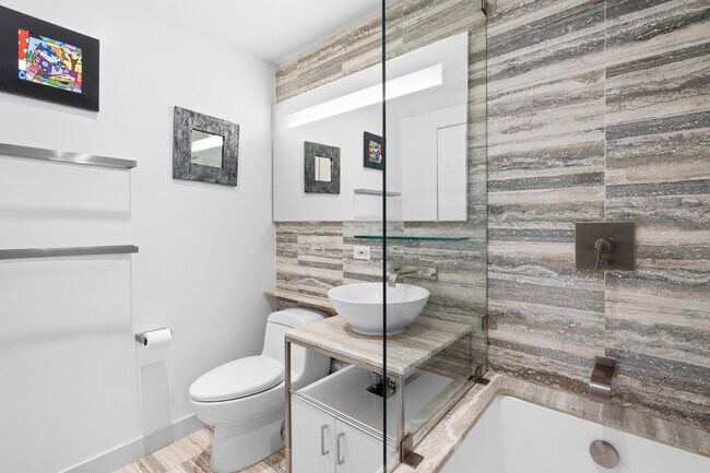 Foto del edificio - 322 W 57th St