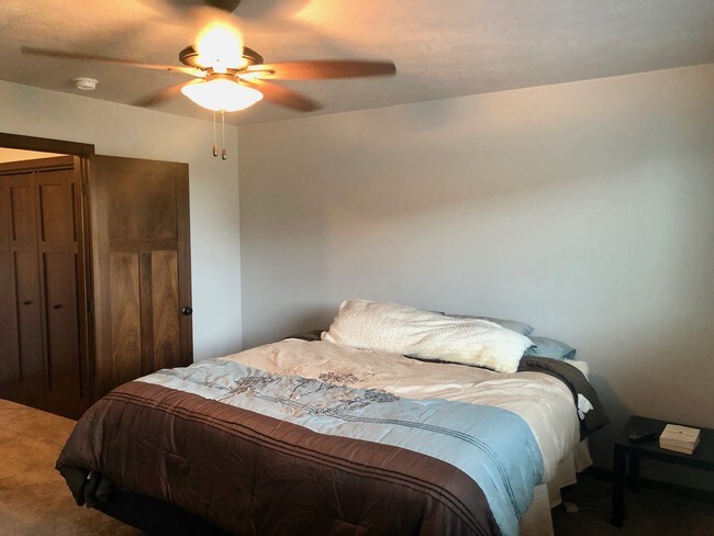 Habitación principal. Cama King en la foto. - 4205 N Marion Rd