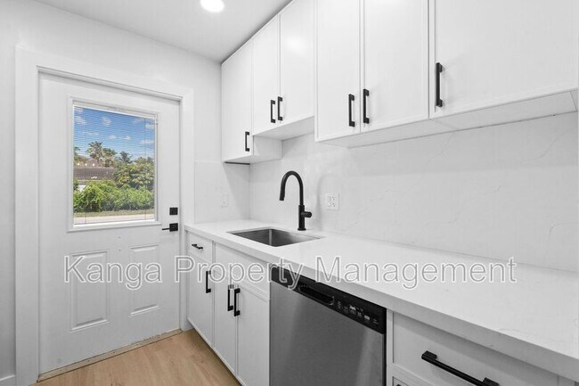 Foto del edificio - 800 Tropic Blvd