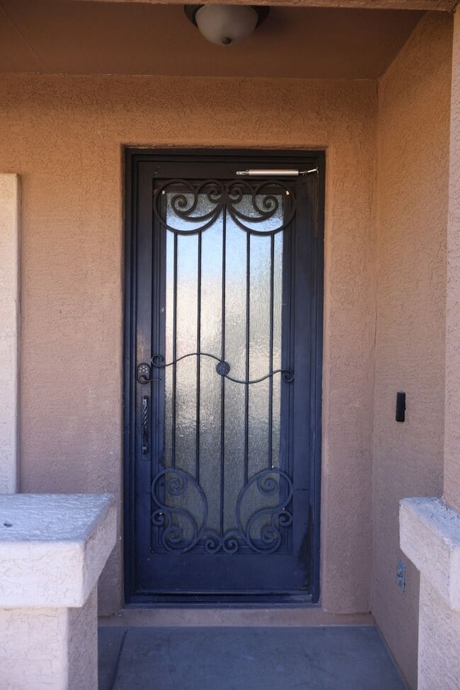 Building Photo - Remodeled 4 Bed 2 Bath Home.