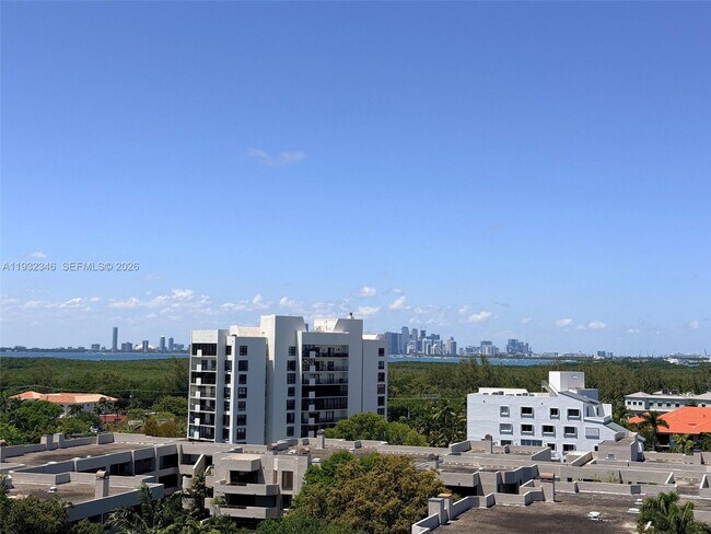 Foto del edificio - 151 Crandon Blvd