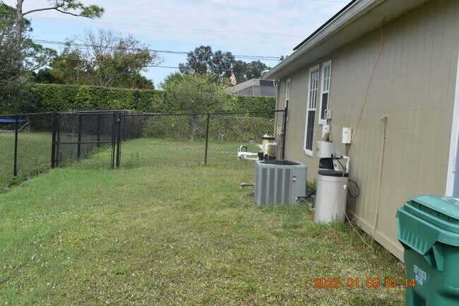 Building Photo - 2388 SW Fern Cir