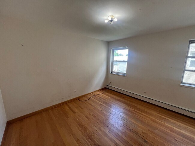 Foto del edificio - 1648 Clarence Ave