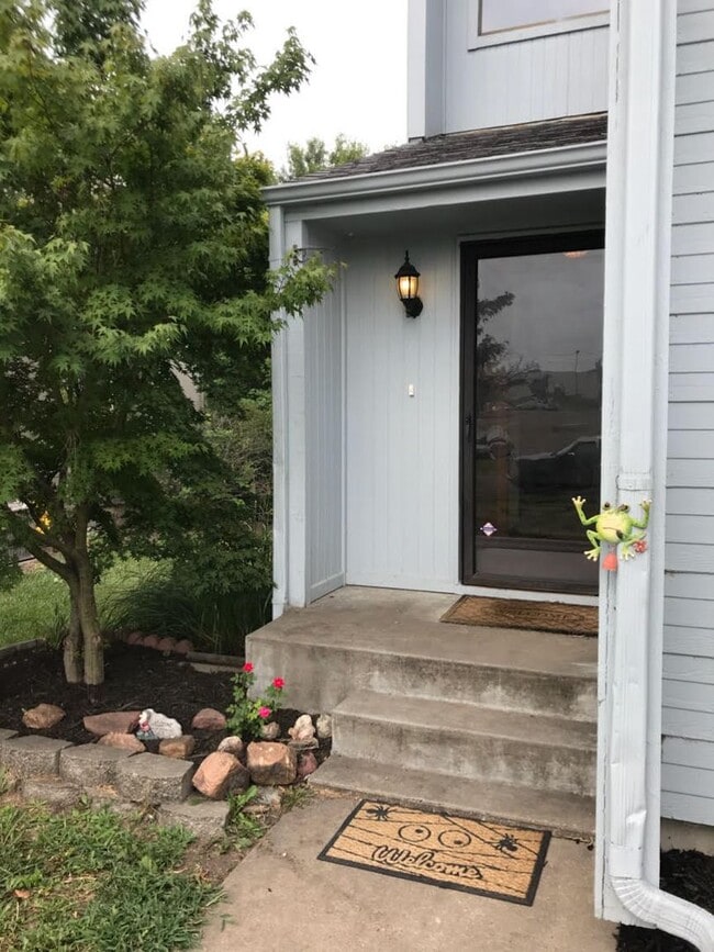 Building Photo - Attractive townhome near Wanamaker! Washbu...